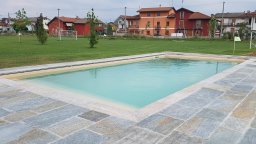 piscina privata con rivestimento in pvc colore grigio perla